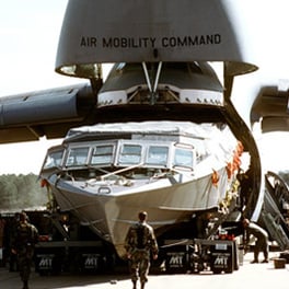 海军马克V SOC从C5运输机被卸载